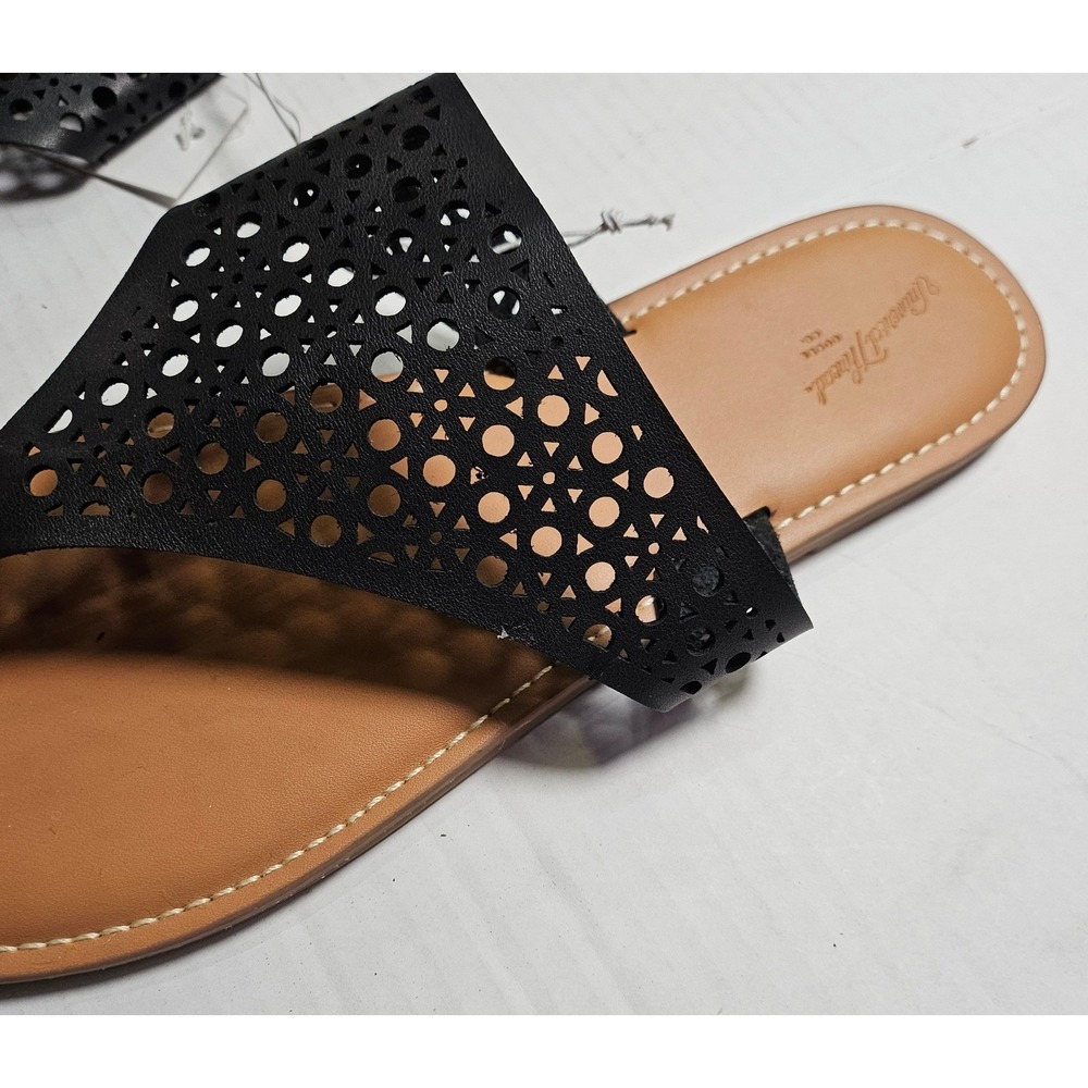Universal Thread Womens Black Laser Cut Thong Sandals Flat Slides Size 10 NEW - Picture 4 of 10